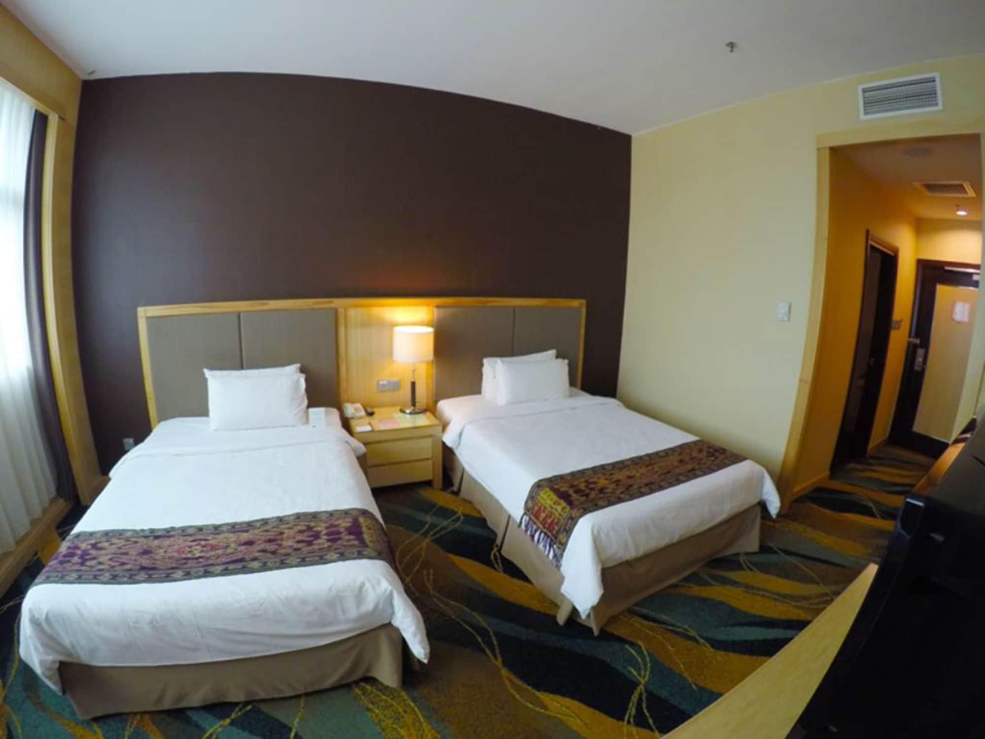 Imperial Palace Hotel Мири Екстериор снимка