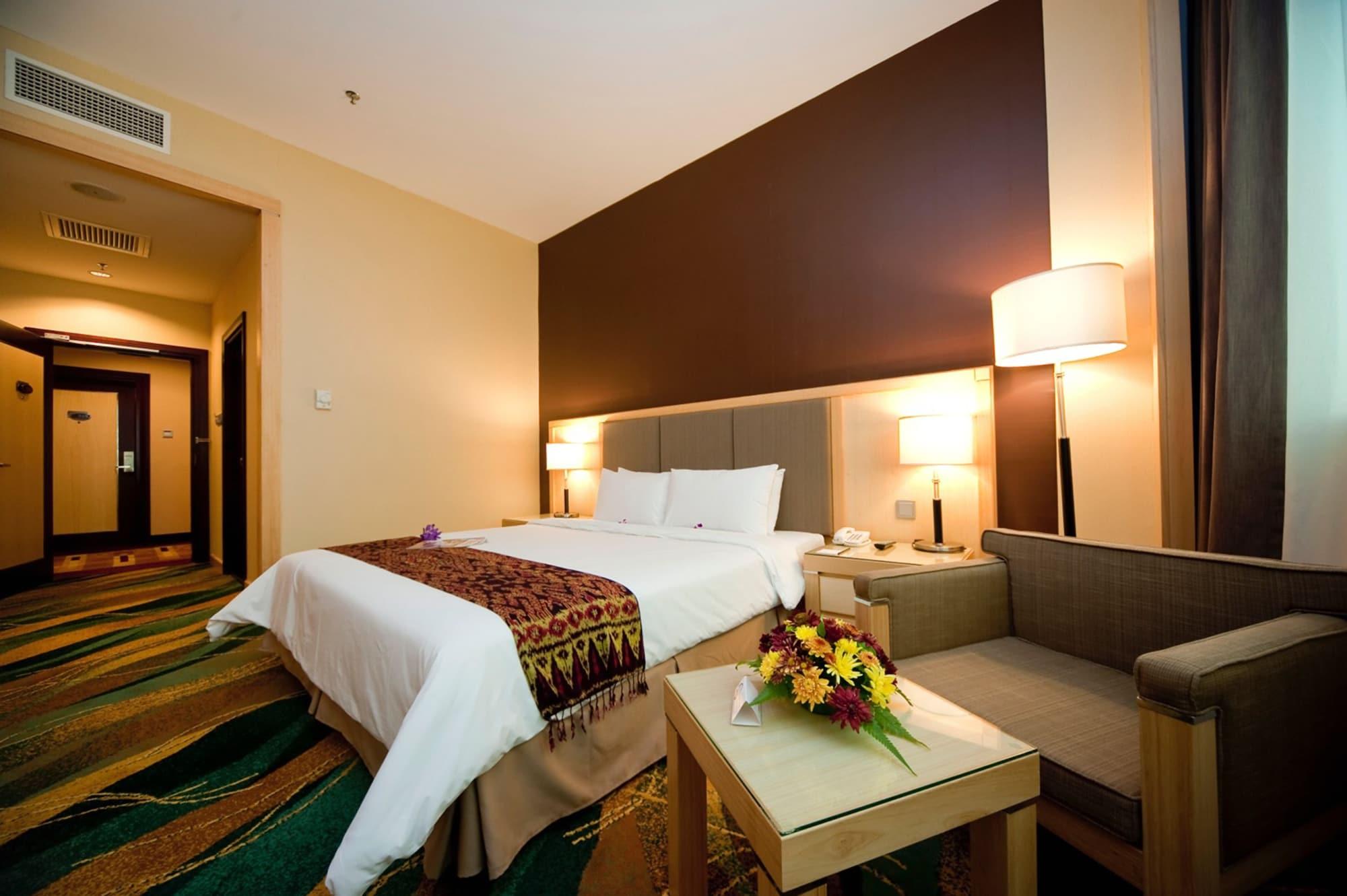 Imperial Palace Hotel Мири Екстериор снимка