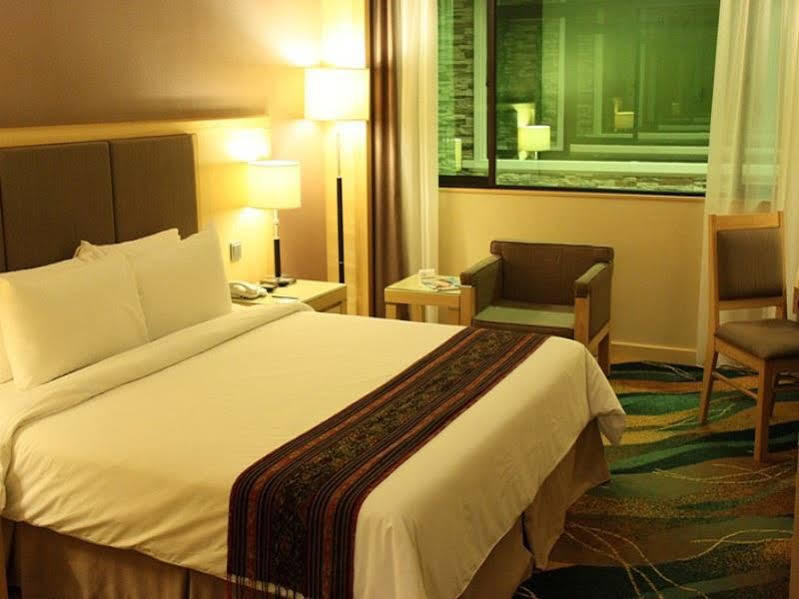 Imperial Palace Hotel Мири Екстериор снимка