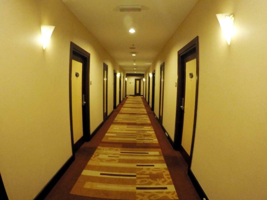 Imperial Palace Hotel Мири Екстериор снимка