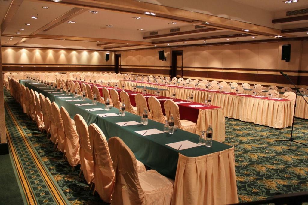 Imperial Palace Hotel Мири Екстериор снимка