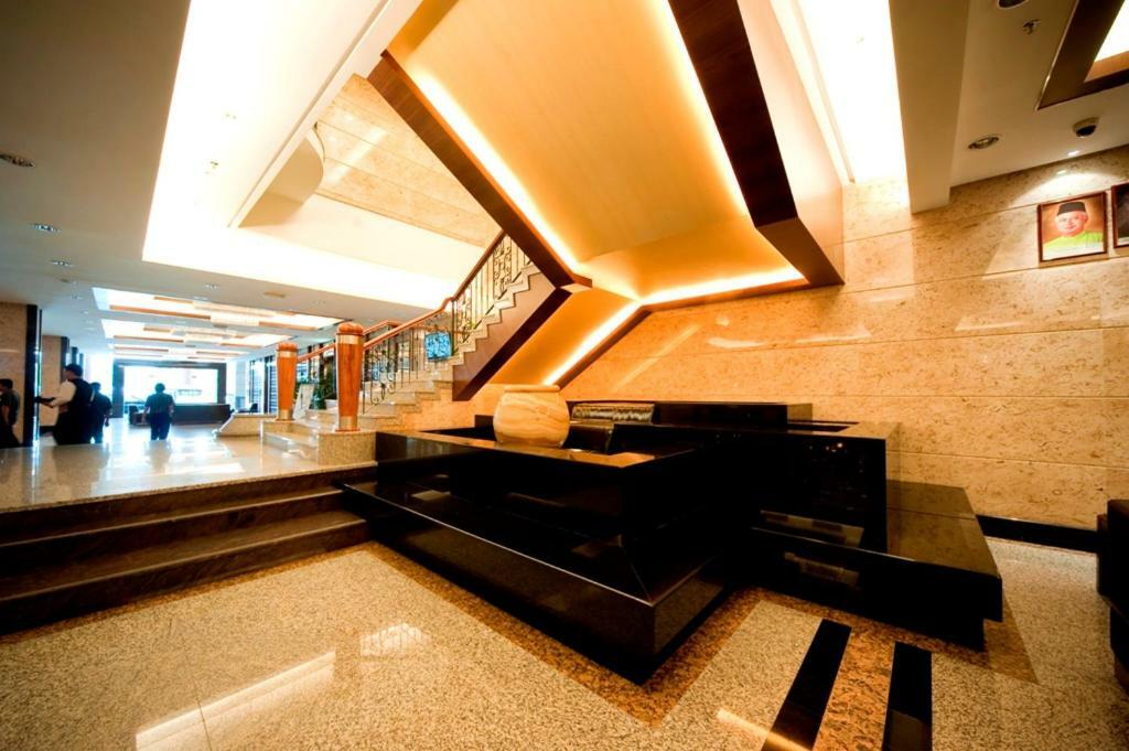 Imperial Palace Hotel Мири Екстериор снимка